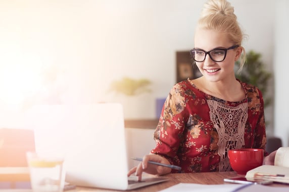 ALL_red_shirt_woman_glasses_rgb_150 (1)